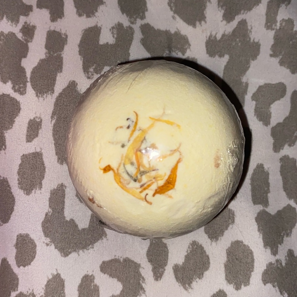 Almond Milk and Honey Bath Bomb 🍯 🌸